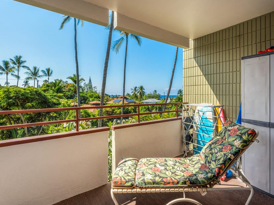 Lanai with peakabook ocean view