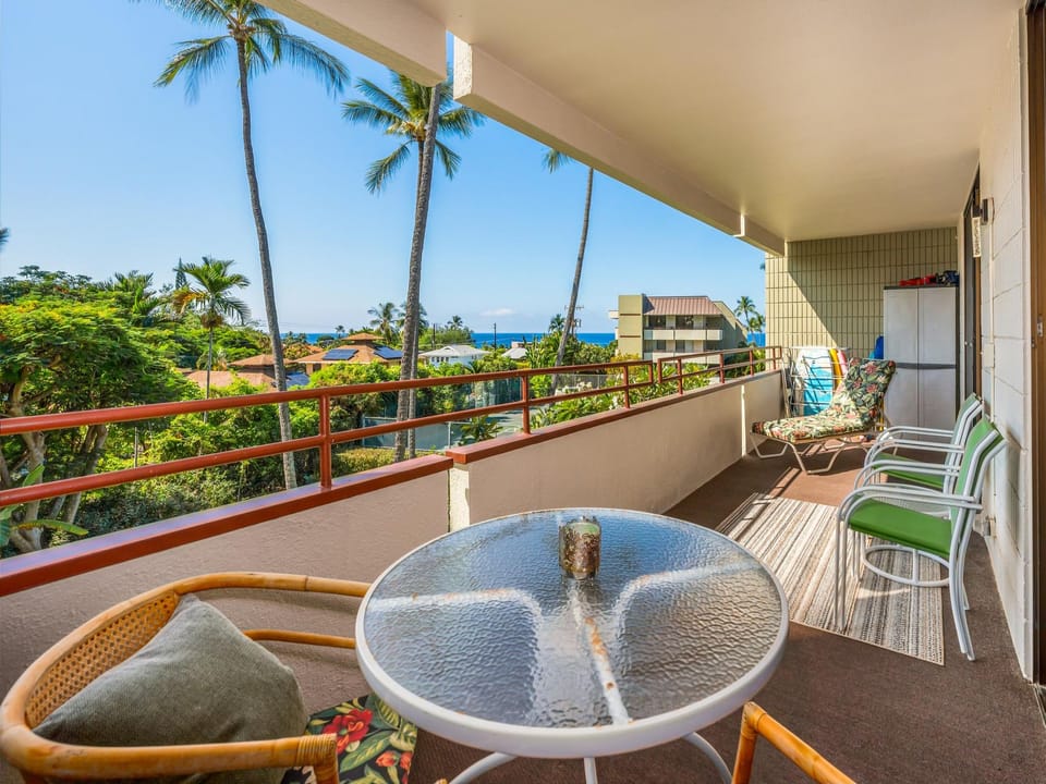 Eat al fresco on the lani