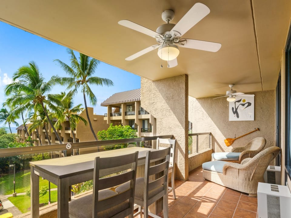 Plenty of space to spread out on the lanai