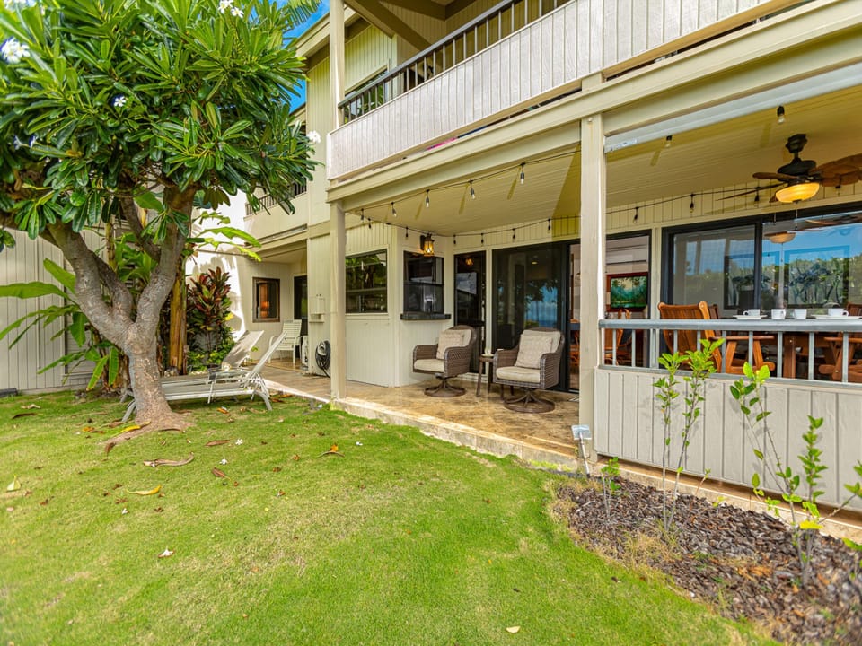 Access to the lanai off of the living room.