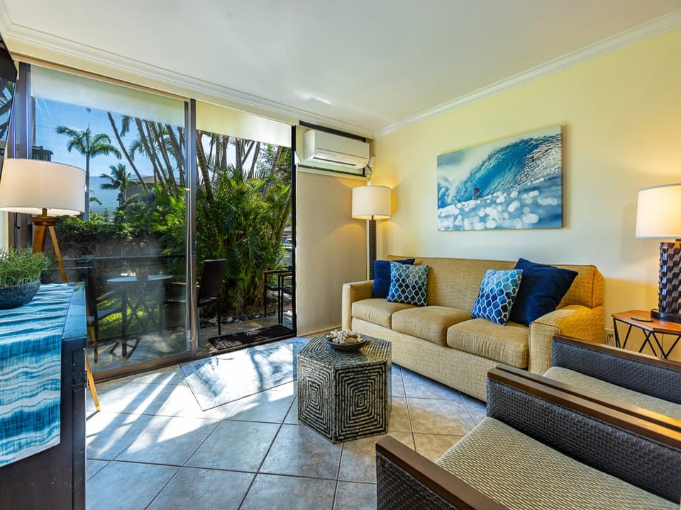 Access from the living room to the lanai.