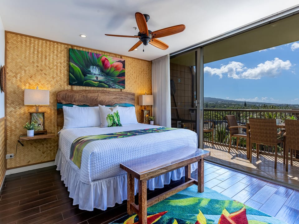 Hawaiian tropical decor with a beautiful view to enjoy!