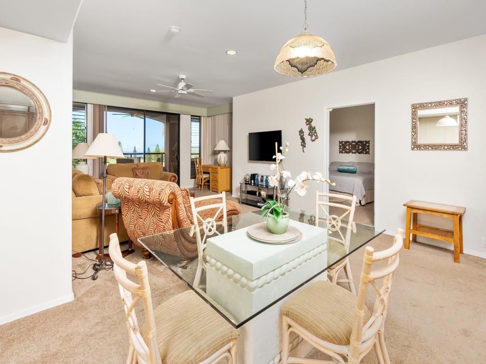 Share stories and meals in this relaxed Waikoloa dining area