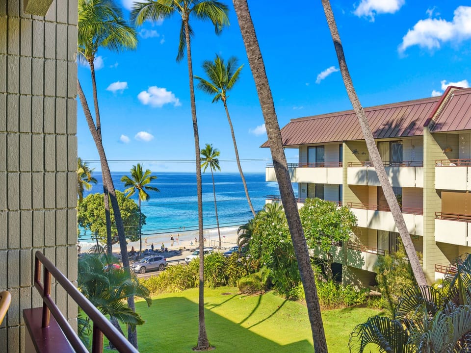 Steps away from the famous Magic Sands Beach