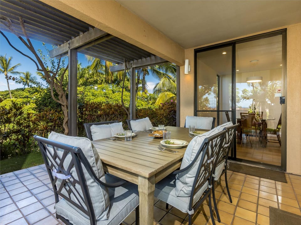 Dining for 6 on the lanai