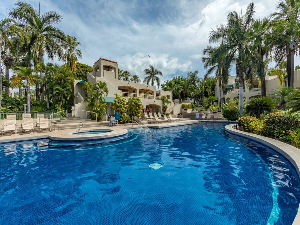 Gorgeous pool with hot tub
