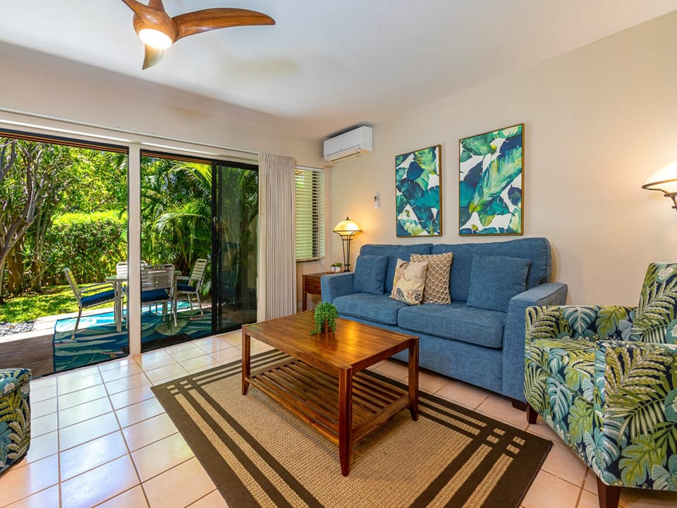 Spacious living area w/full size couch~ that turns into sleeper