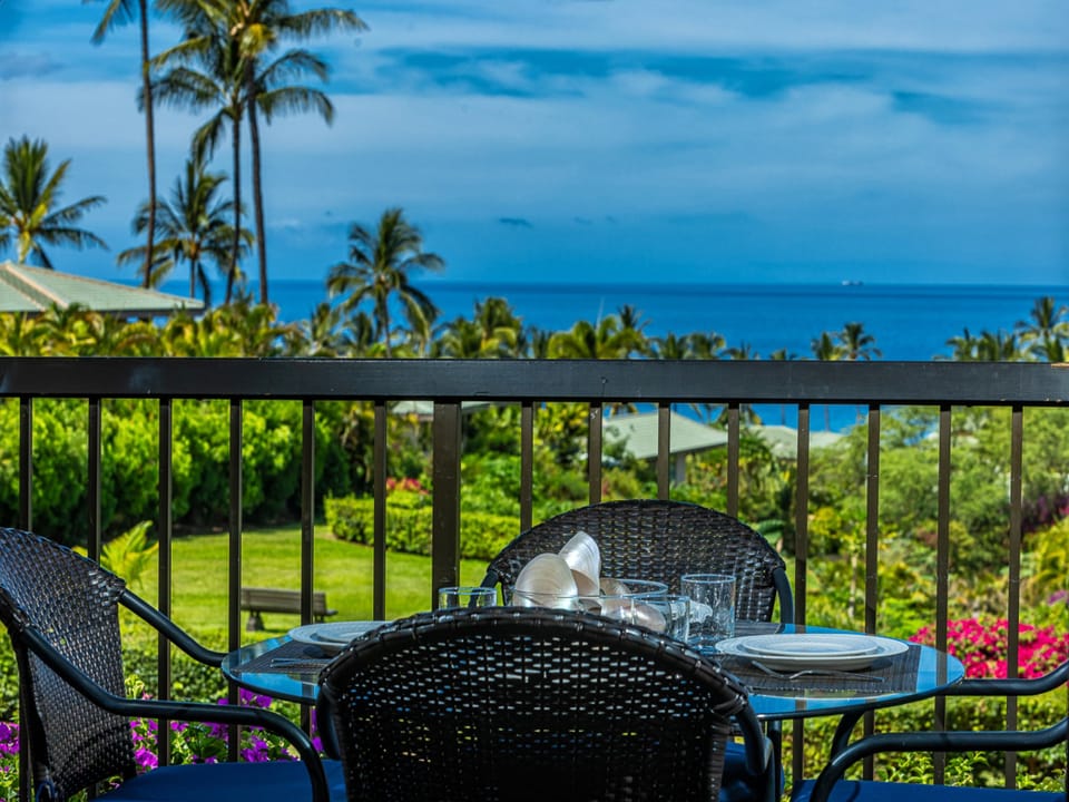 Relax and enjoy the Maui breeze on the lanai