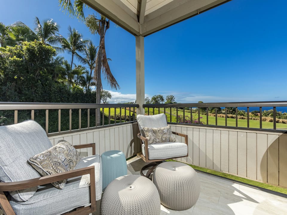 Relax on the lanai and enjoy the beautiful ocean views!