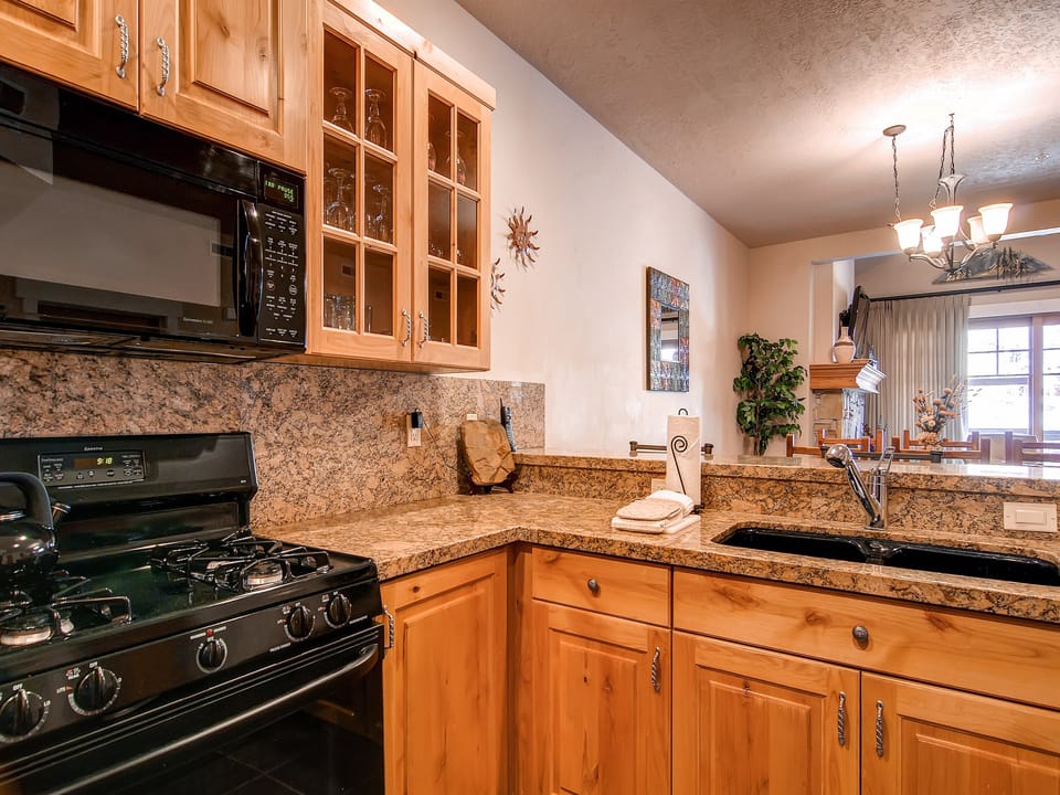 Full upgraded kitchen - ParkCityLodging_TownPointe303B_Kitchen_3