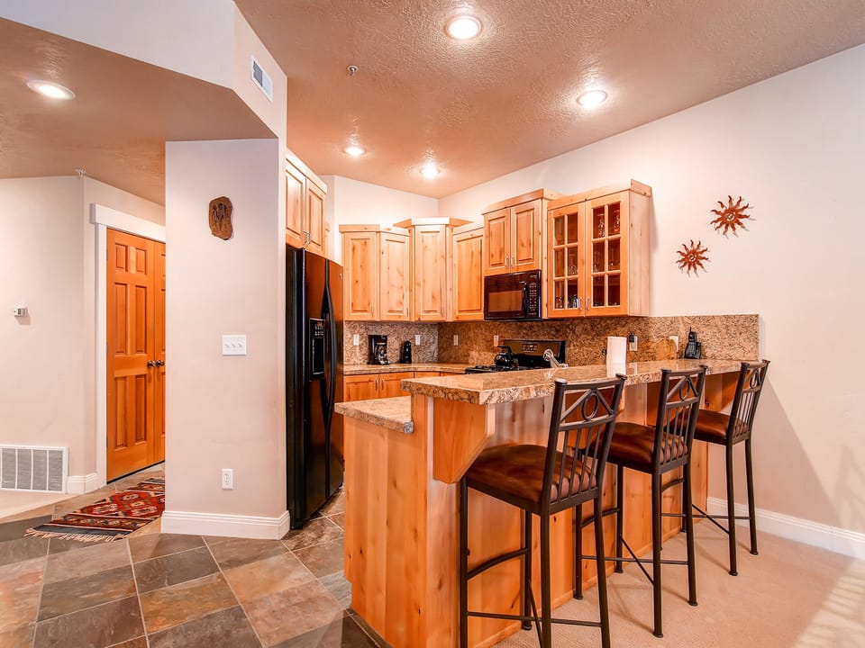 Counter seating 3 full kitchen - ParkCityLodging_TownPointe303B_Kitchen_1