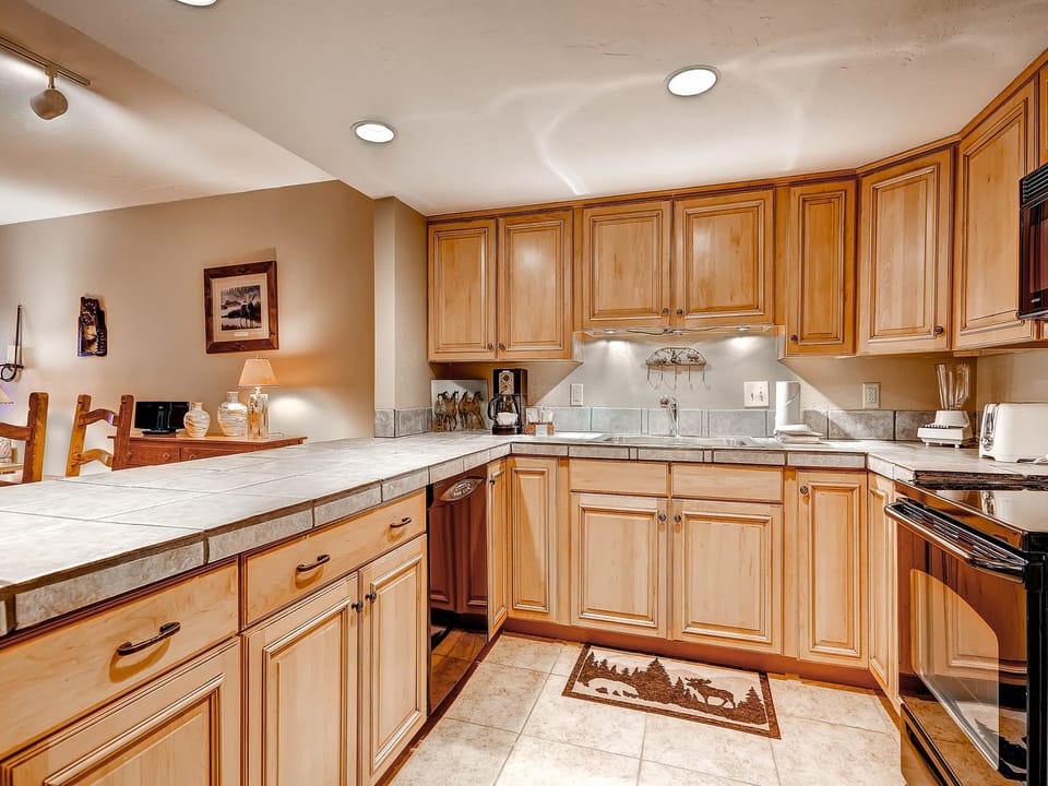 Full kitchen - Park City Lodging-Park Station 120-Kitchen