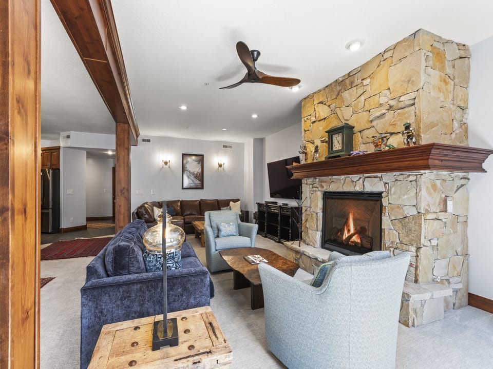 The Town Pointe B304 condominium is the perfect location to ski-in/out to Town Lift and walk to Historic Main Street - Park City, Utah.