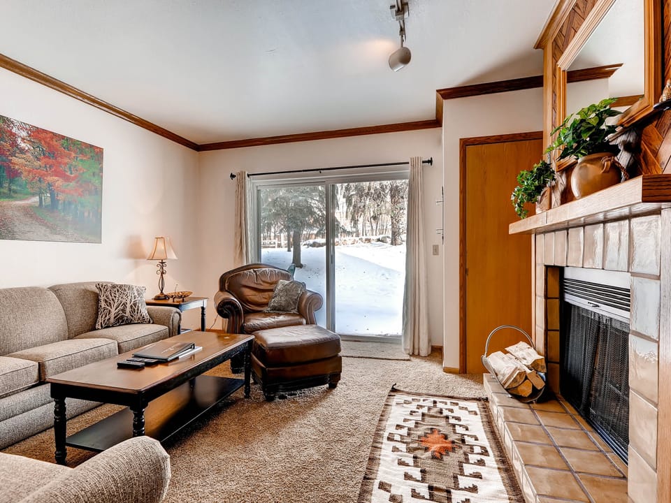 Comfy furniture wood burning fireplace - Park City Lodging-Park Station 218-Living Room