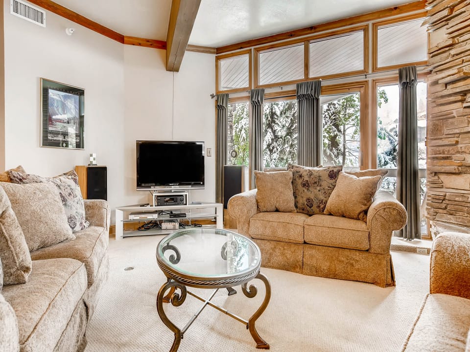 Natural light large screen TV - ParkCityLodging_PowderRunC11_LivingArea4