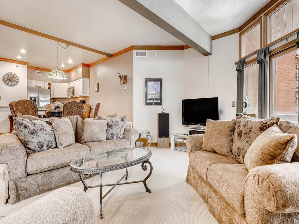 Comfortable seating large screen TV - ParkCityLodging_PowderRunC11_LivingArea3