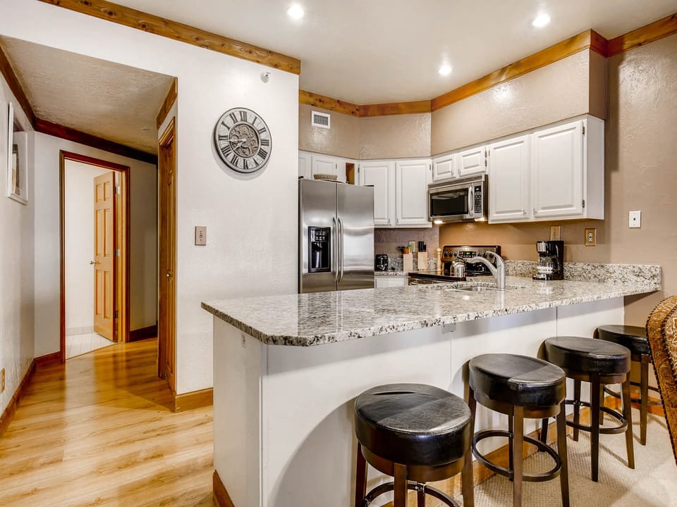 Breakfast bar seating 4 - ParkCityLodging_PowderRunC11_Kitchen