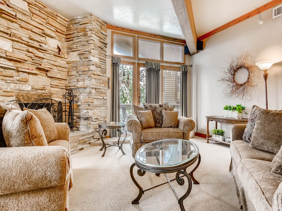 Plush comfortable seating - ParkCityLodging_PowderRunC11_LivingArea