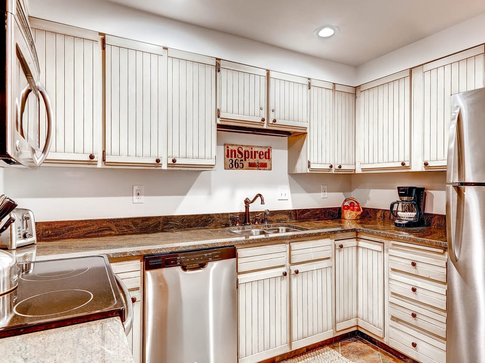 Upgraded full kitchen - Park City Lodging-Park Station 134-Kitchen