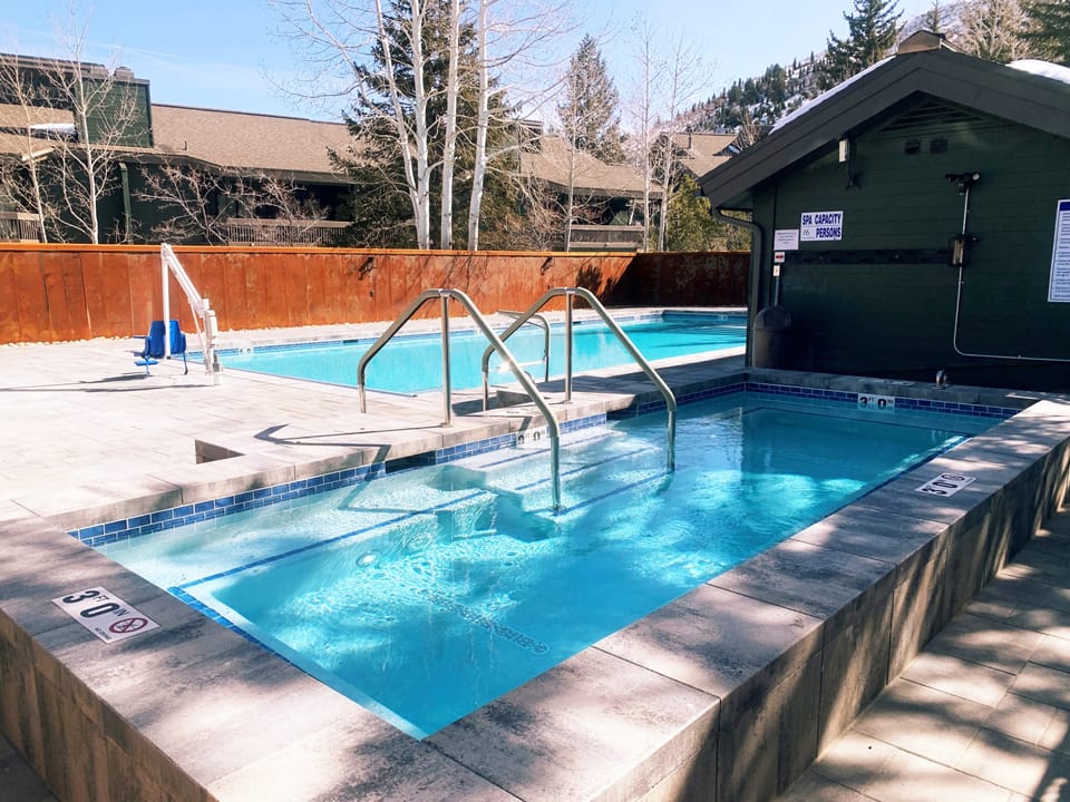 The Lakeside Condos hot tub and pool area