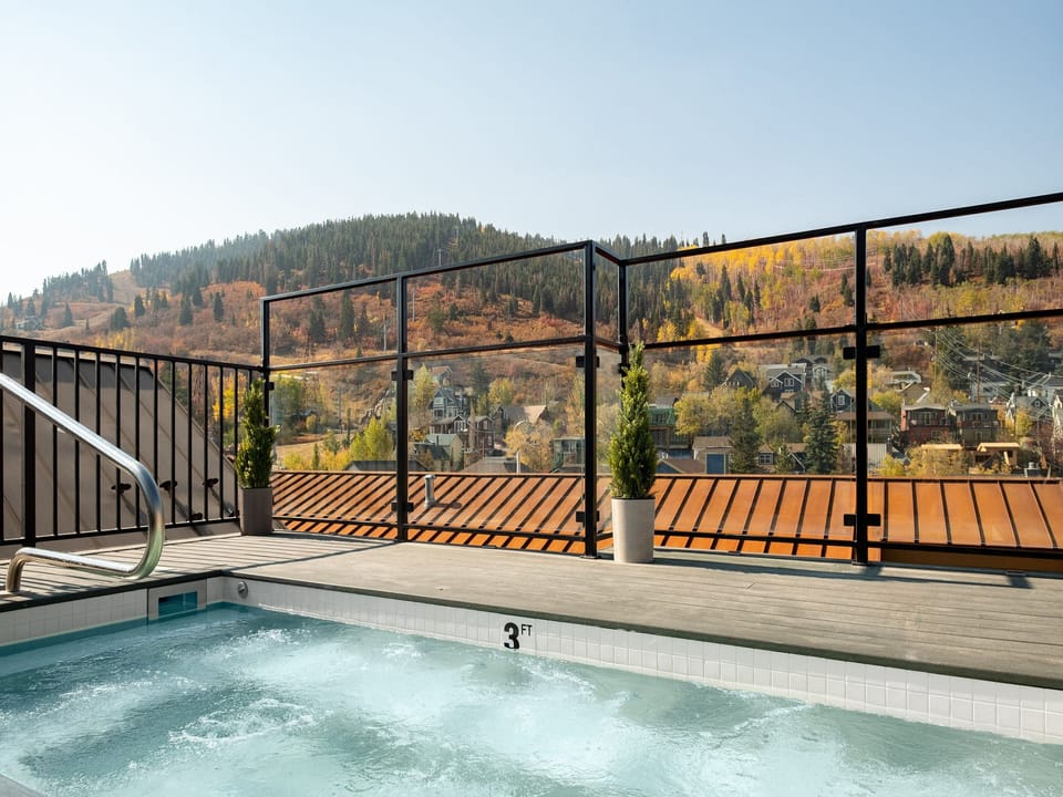 Hot tub overlooks the ski hill