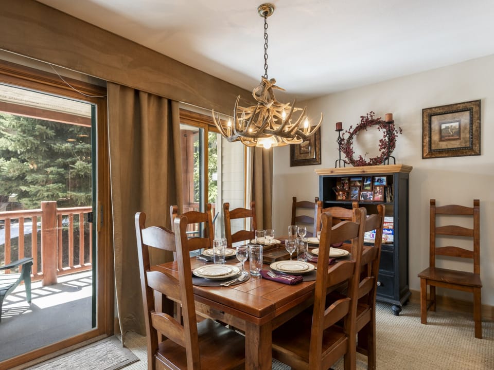Dining area with seating for 6
