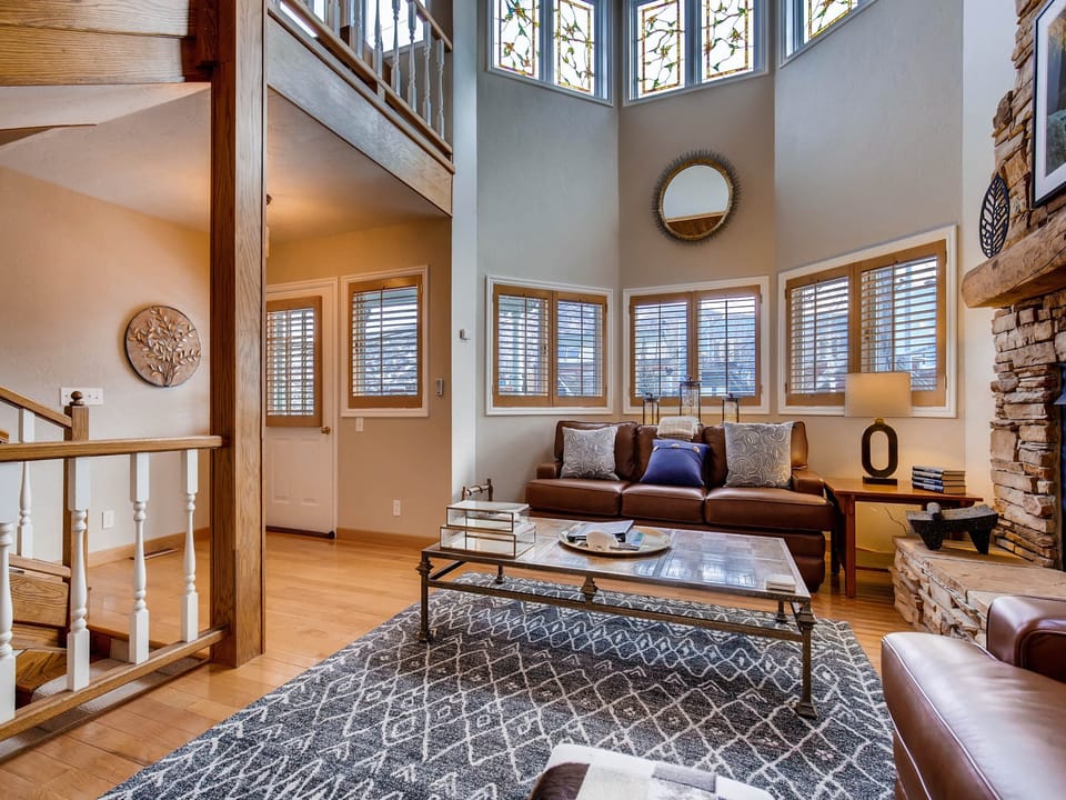 Warm welcoming living room sleeper sofa - Park City Lodging-Motherlode 3