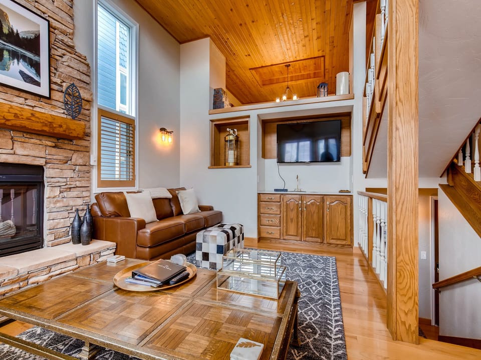 Warm welcoming living room sleeper sofa large screen TV - Park City Lodging-Motherlode 3