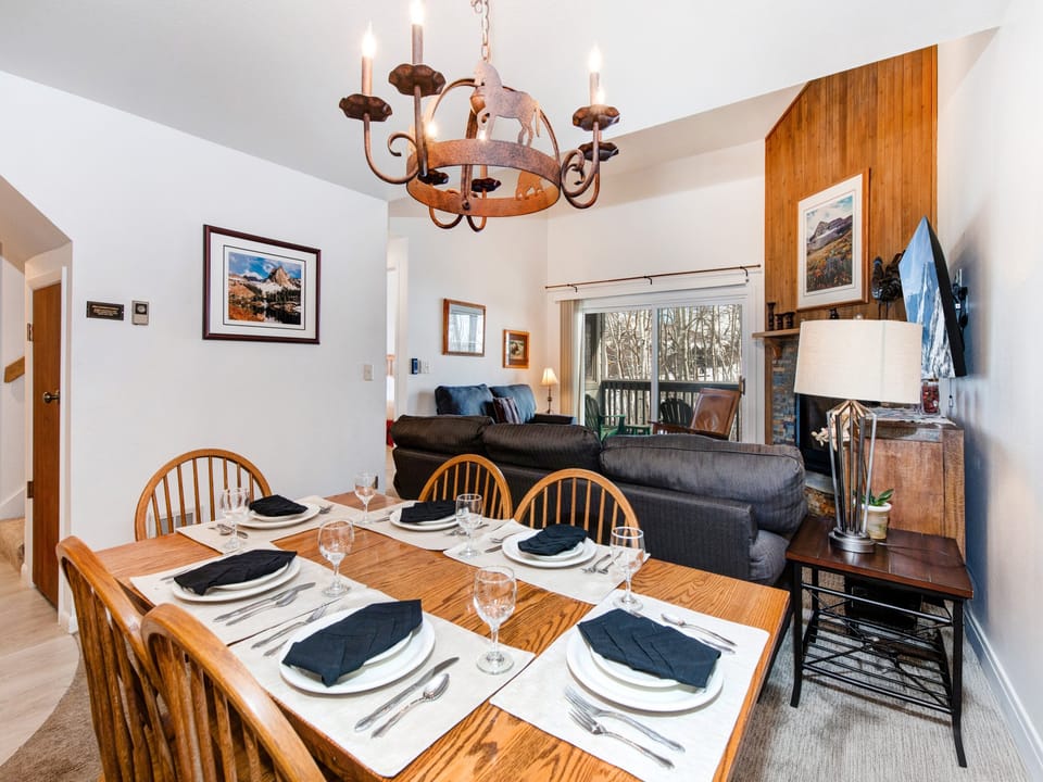 Snow Flower 152 has an open concept dining space with seating for 6 guests.