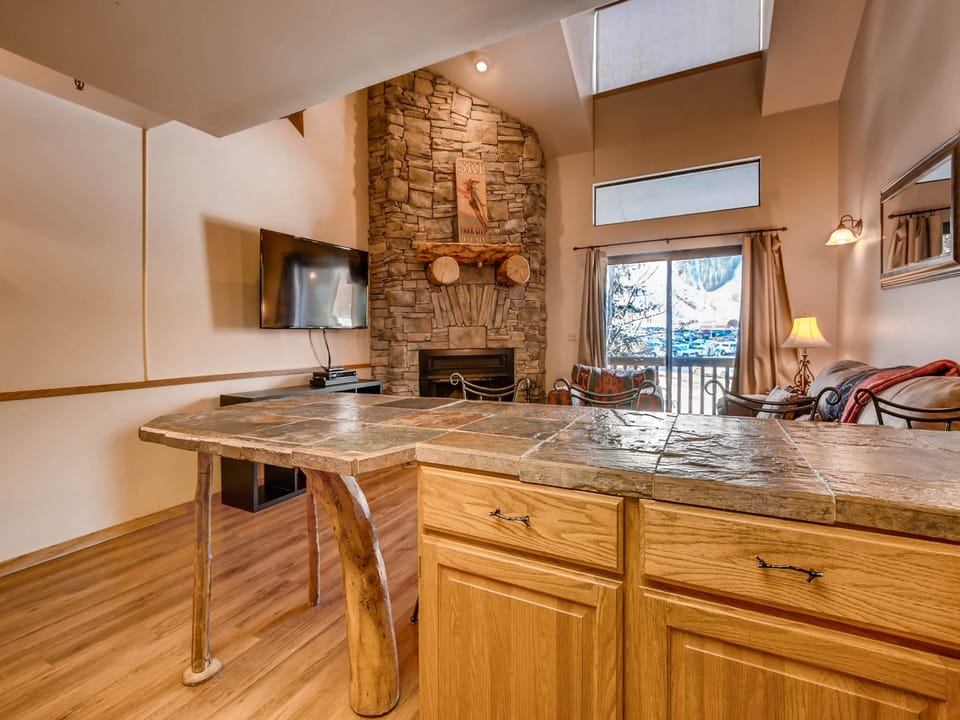 Counter seating 4, mountain views - Park City Lodging-Powder Pointe 303B