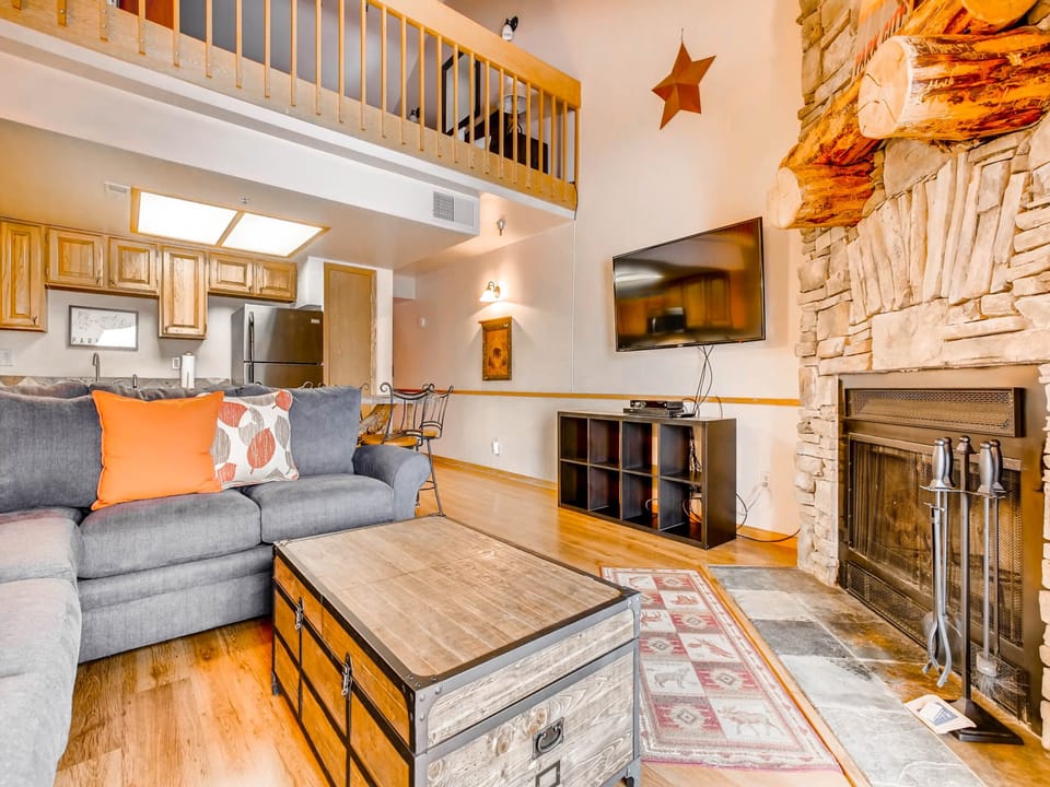Cozy open floor plan large screen TV - ParkCityLodging_PowderPointe303B_LivingRoom