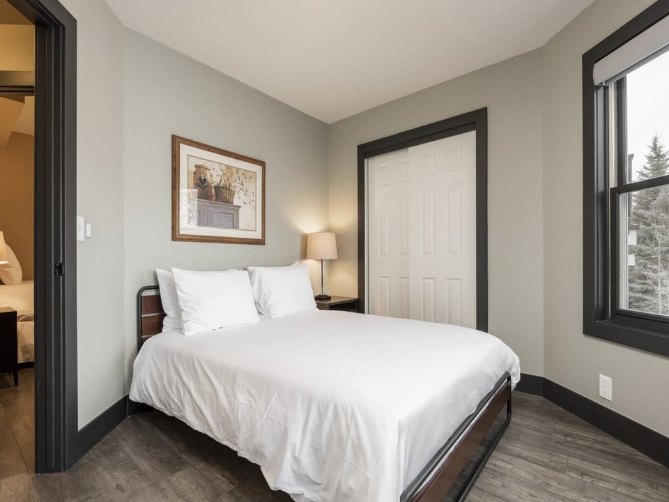 Queen guest bedroom on the 2nd level