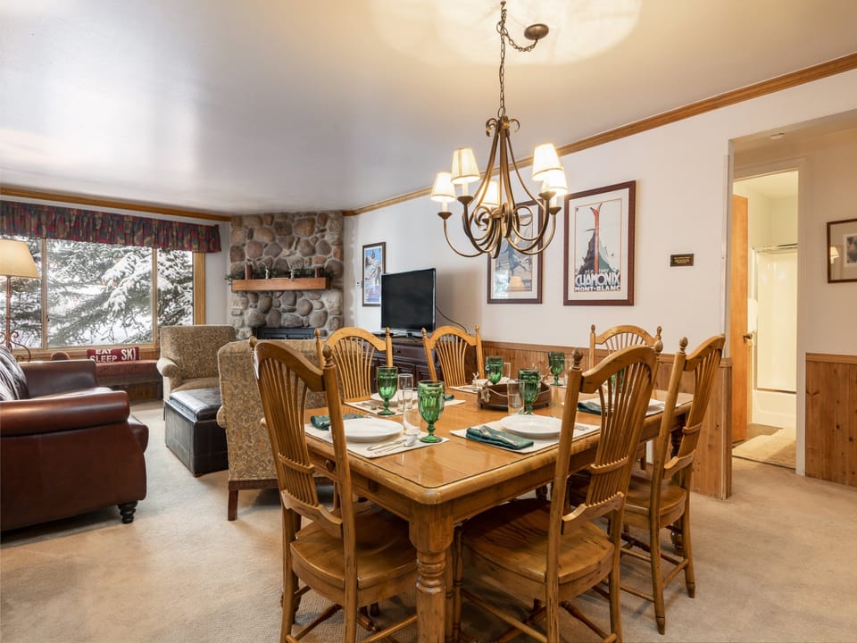 Dining area with seating for 6