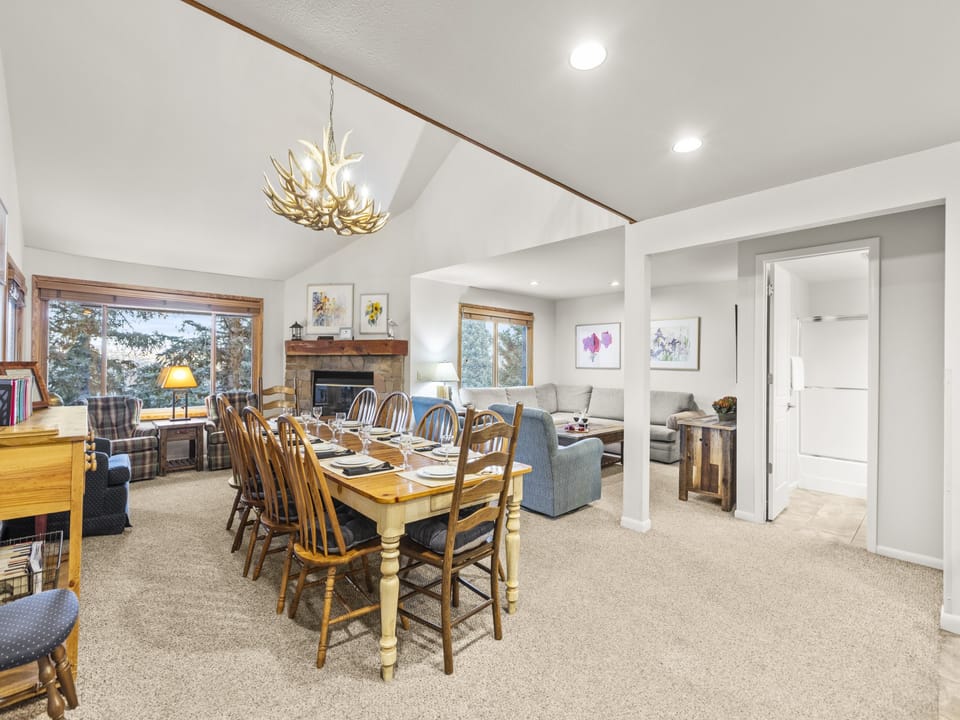 Snowflower 41offers a dining area with seating for 10 guests.