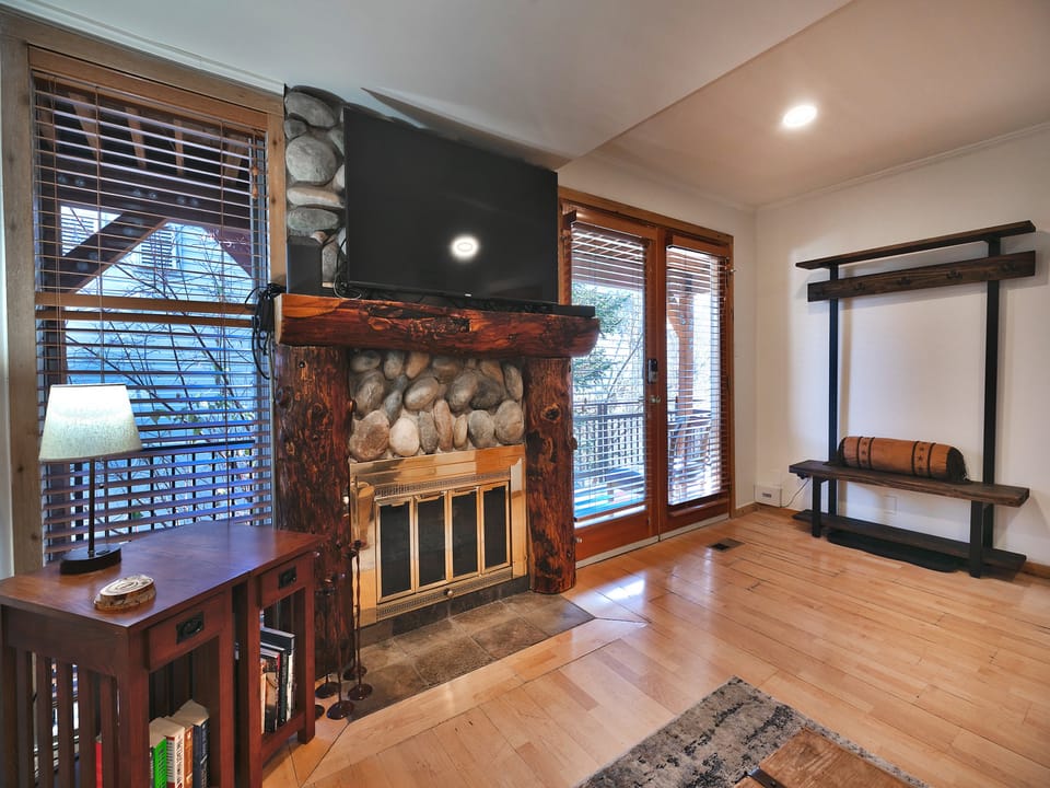 Convenient gas fireplace, Smart TV, and entryway bench and ski rack