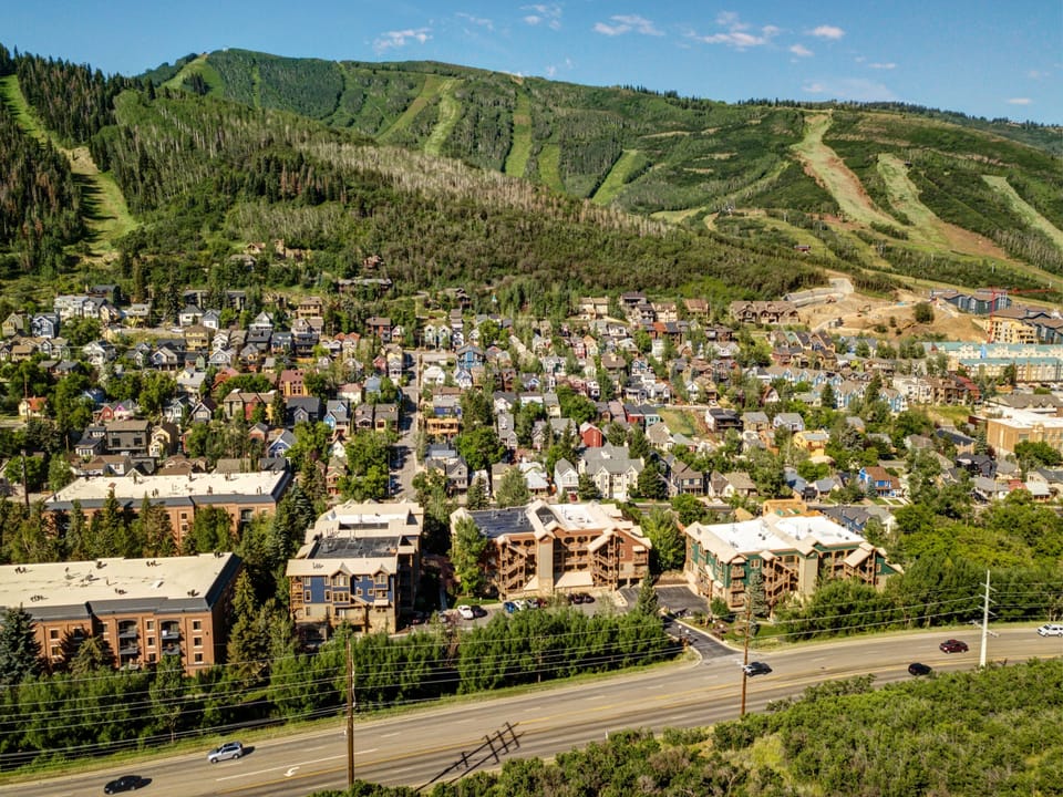 Town Pointe C302 is in a premier location near Historic Main Street and PCMR Town Lift.