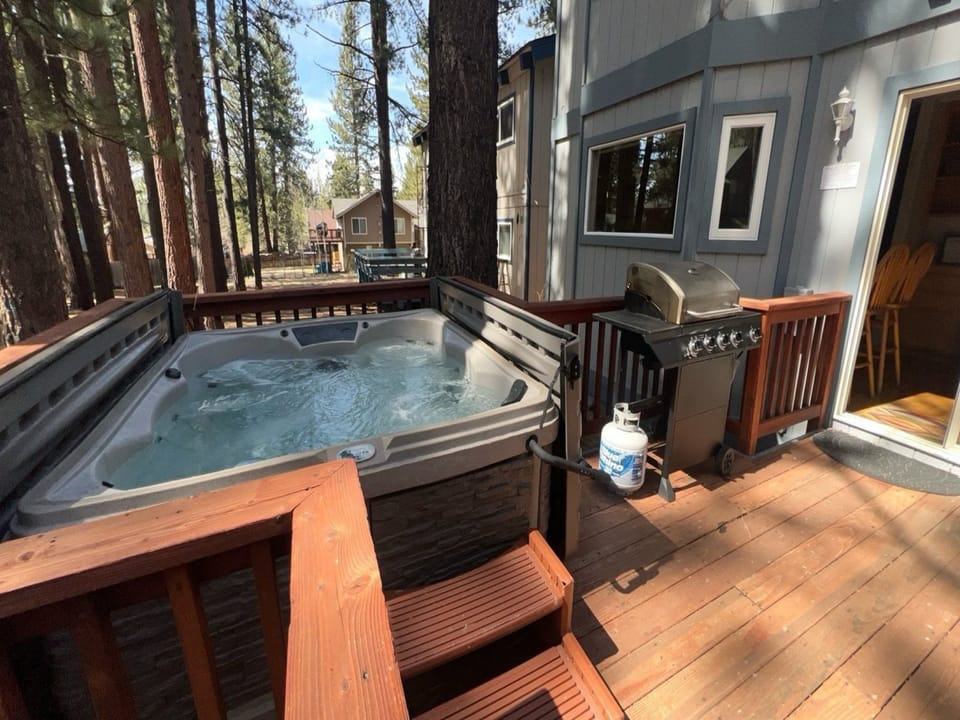 Hot Tub & BBQ Area