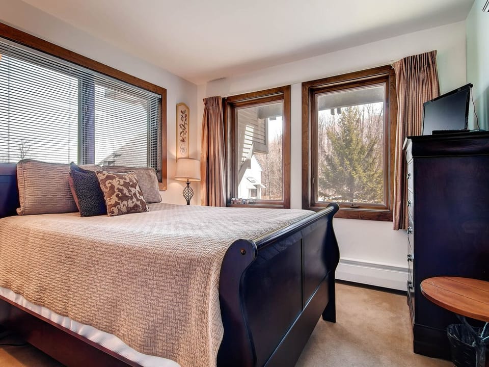 Bedroom 1 w/ a flat screen TV and Queen size bed