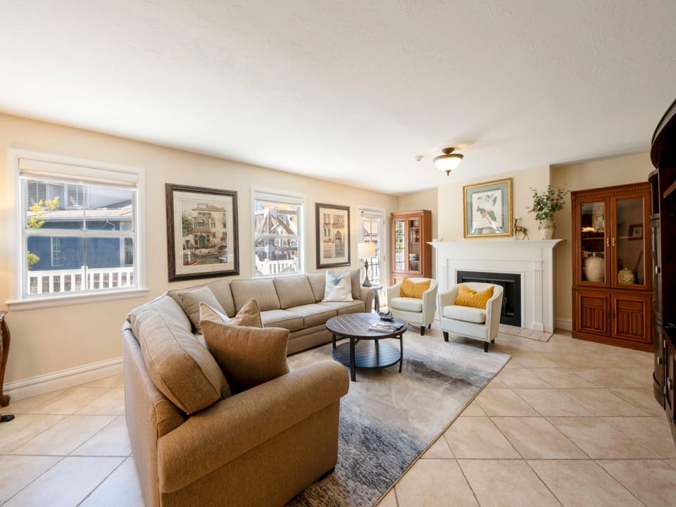 ResortPlaza5004-SkiInSkiOut-Living Room