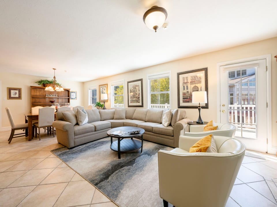ResortPlaza5004-SkiInSkiOut-Living Room