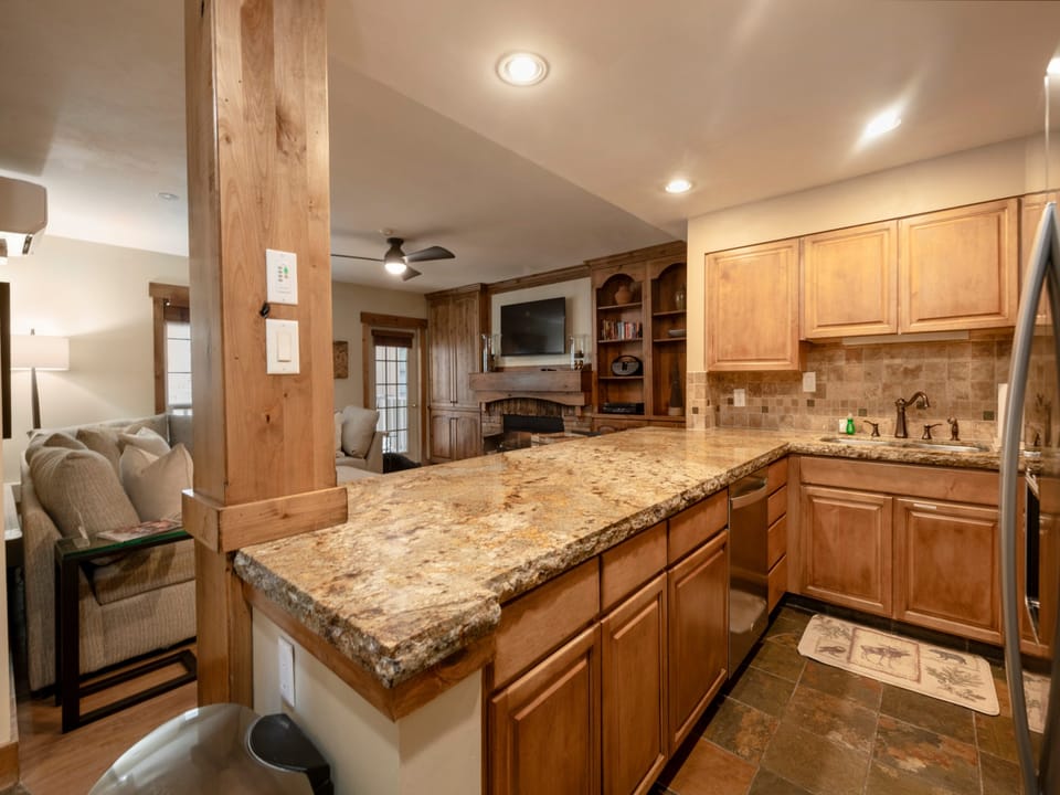 Resort Plaza 5002-Full kitchen with cookware