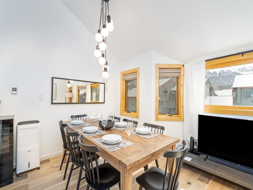 LuLu City 6F's modern mountain vibes make this a luxurious budget-friendly home away from home!