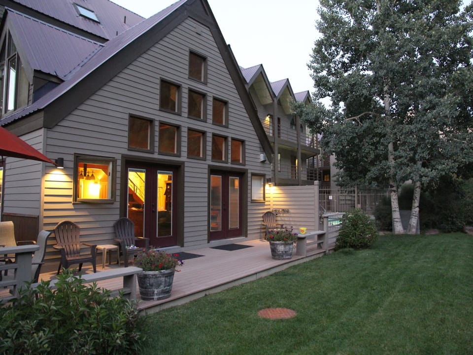 Viking Lodge 100 has a lovely grass area out the front of the deck.