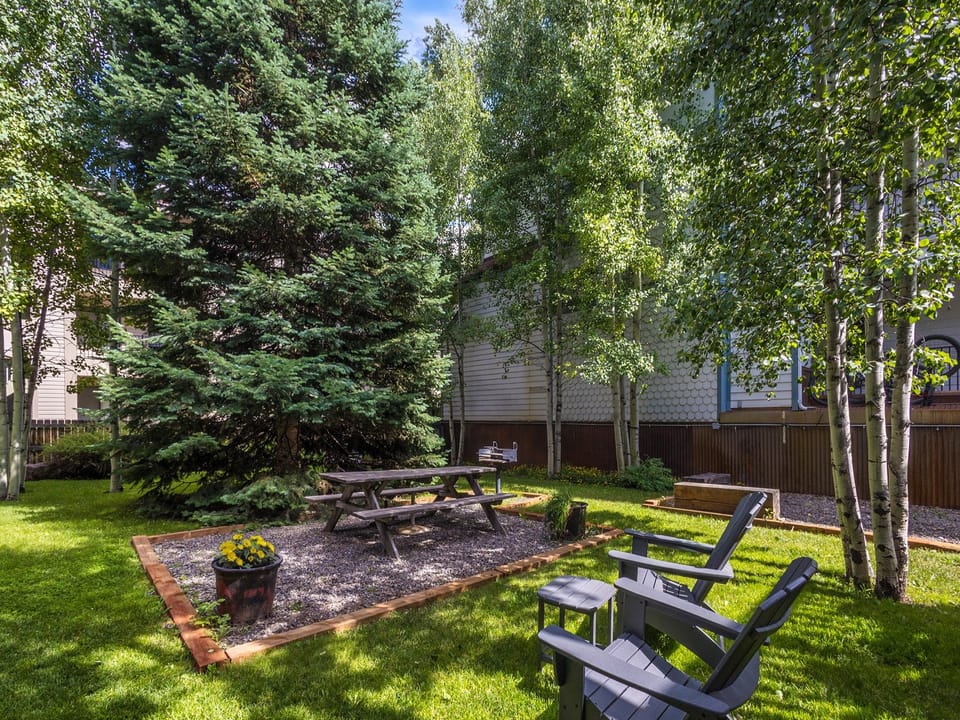 Boomerang Lodge Offers a community outdoor area that can be accessed via the Hot tub deck, and offers outdoor dinning/seating-bike storage-Charcoal Grill-gated green space.