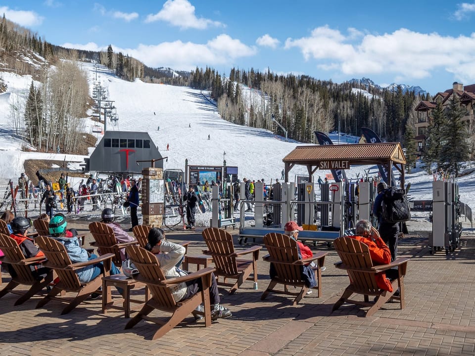 Access to the lifts are just a short walk from Seeforever condo.