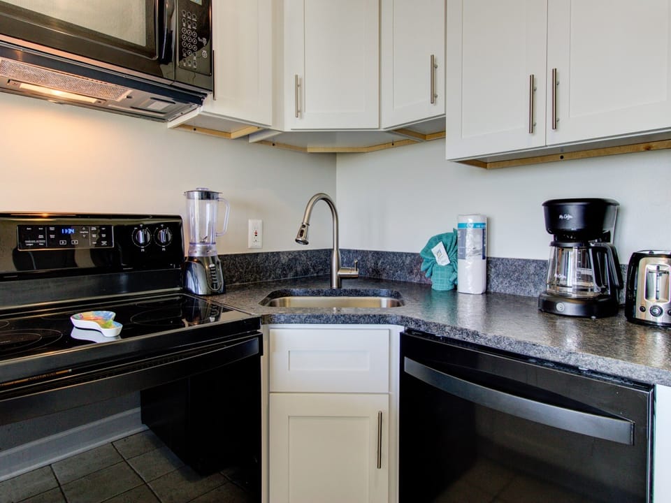 Atlantic Towers 103-print-010-014-Kitchen-4200x2797-300dpi