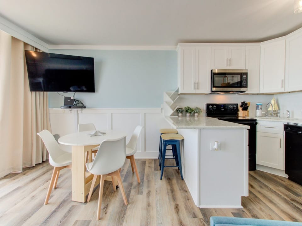 Atlantic Towers 509-print-008-014-KitchenEating Area-2048x1345-300dpi