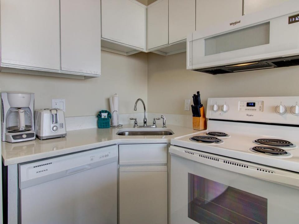Atlantic Towers 204-large-010-022-Kitchen-1500x999-72dpi