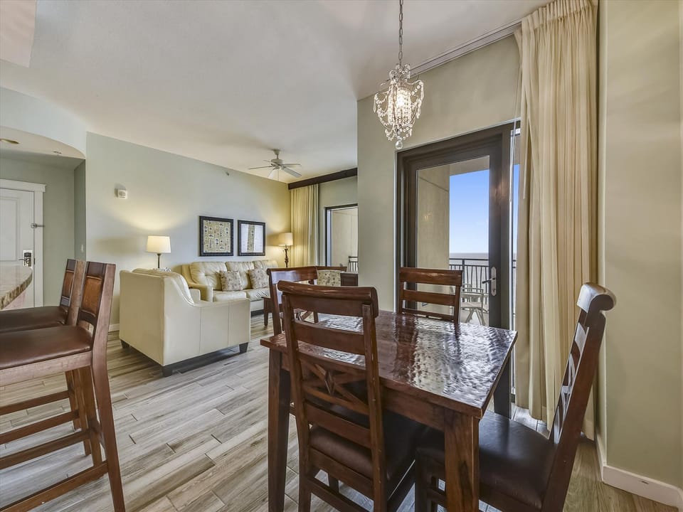 Dining area, seats 4