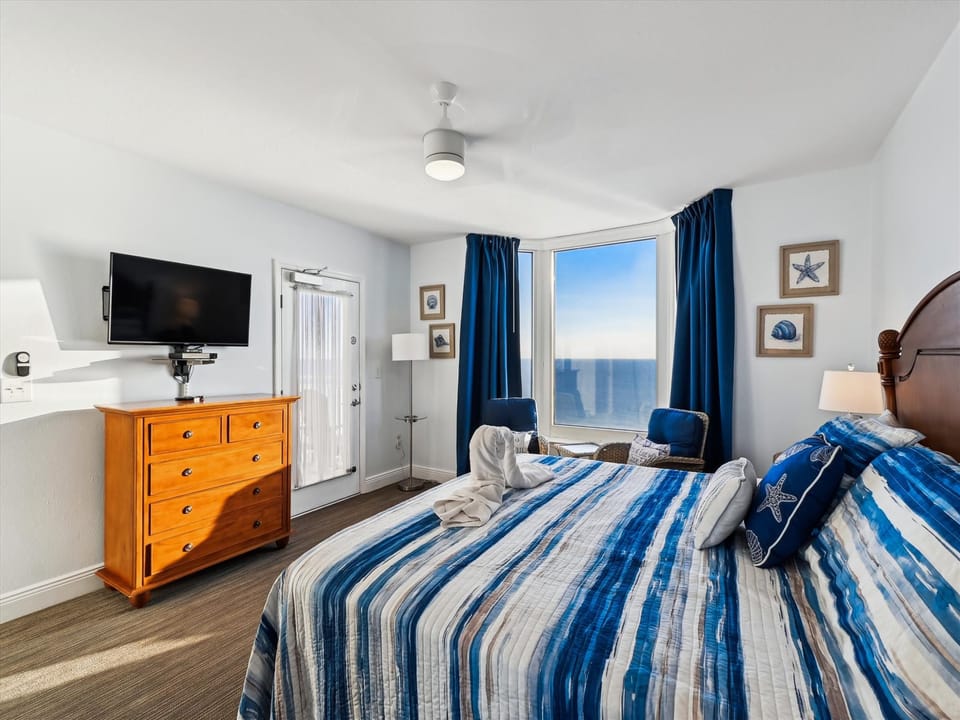 King Master Bedroom with Gulf view and balcony access